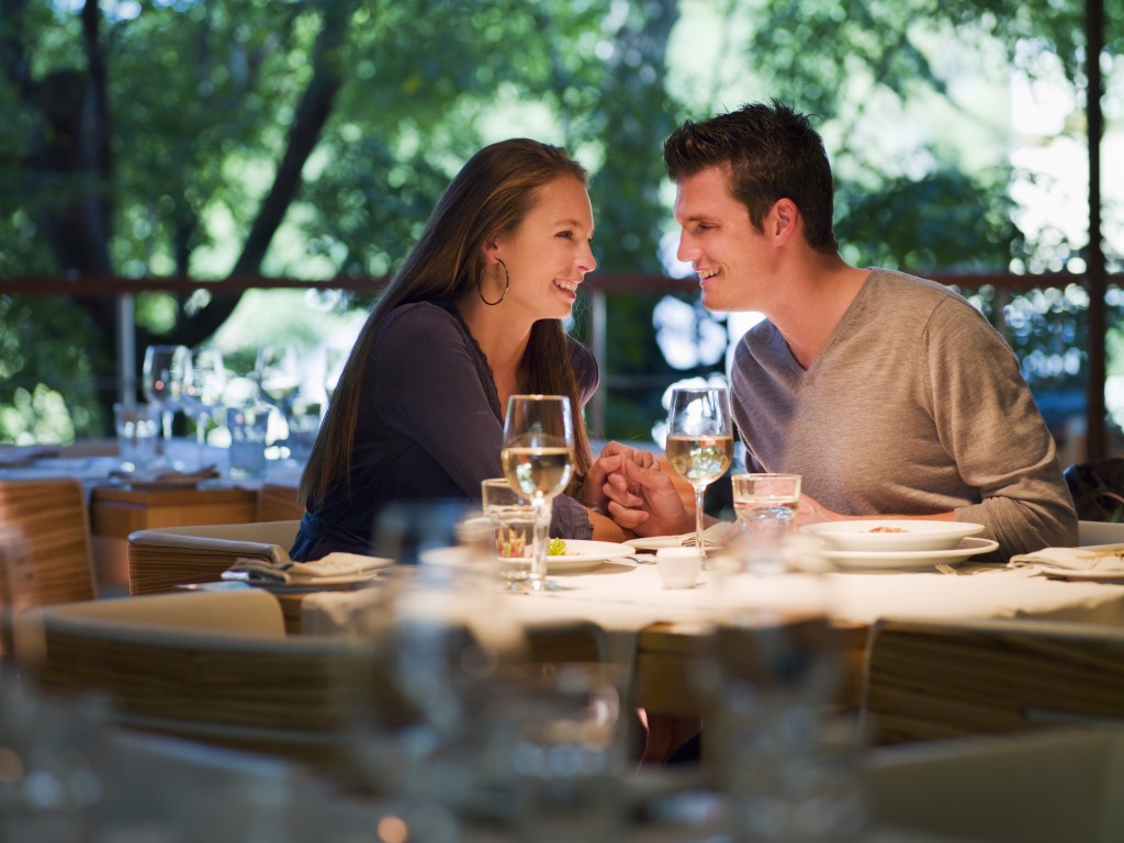 Feelflame: Is It Beneficial To Date Online?